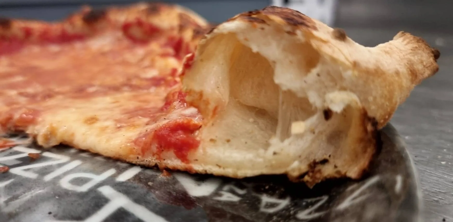 Dettaglio di una pizza preparata da Autentica Pizzeria