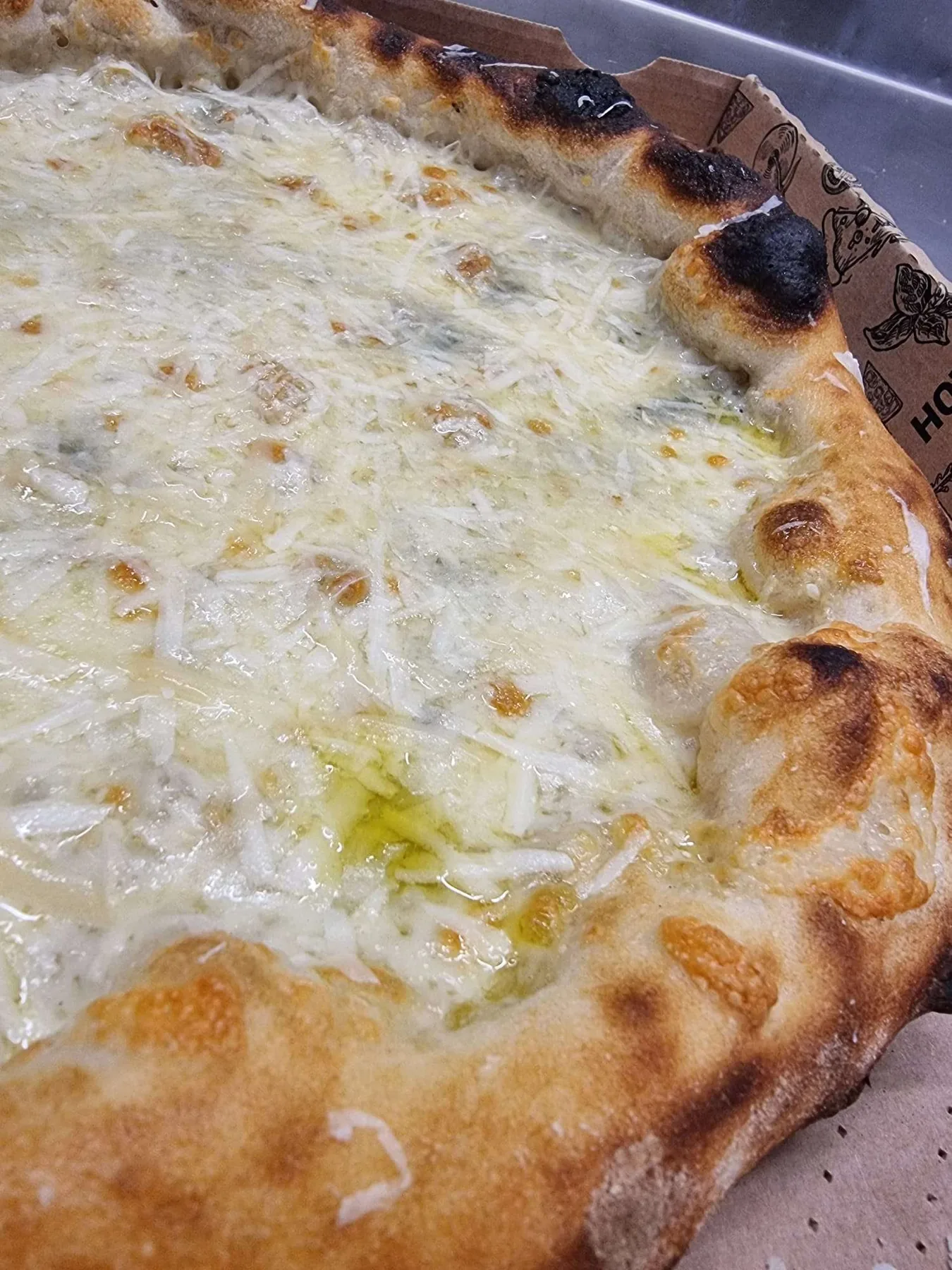 Dettaglio ravvicinato di una pizza bianca