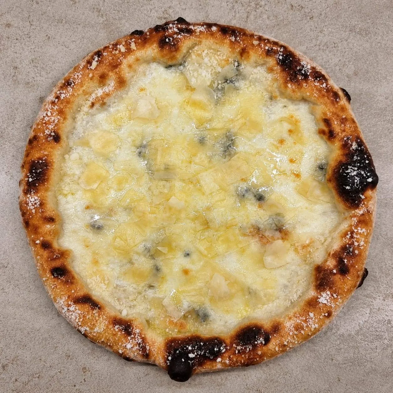 Pizza ai cinque formaggi di Autentica Pizzeria
